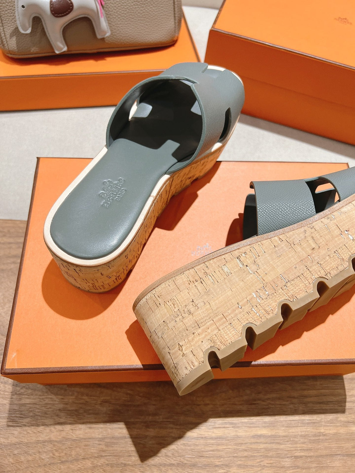 HERMES 25S HIGH WEDGE SANDALS IN GREY LAMBSKIN STYLE 7
