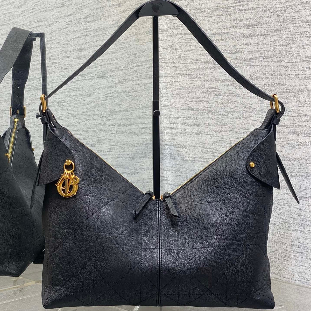 DIOR 25S VOYAGE BAG 34 IN BLACK FLAT MACROCANNAGE GRAINED CALFSKIN
